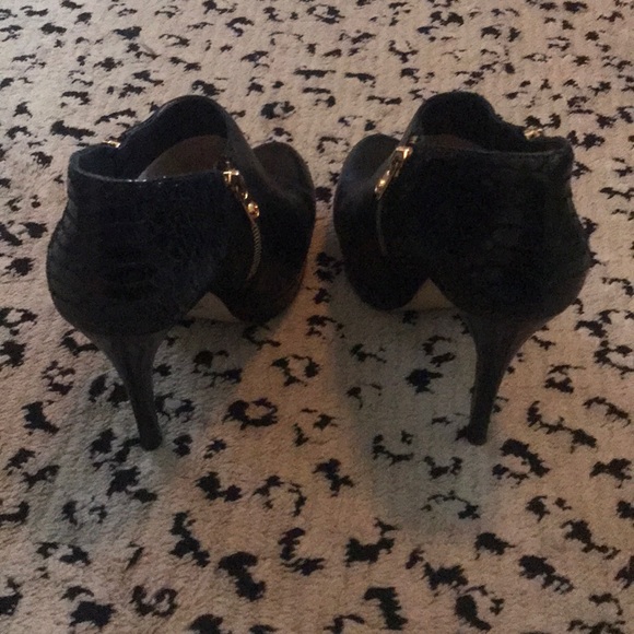 Gorgeous MICHAEL Michael Kors black heeled booties - Picture 3 of 4